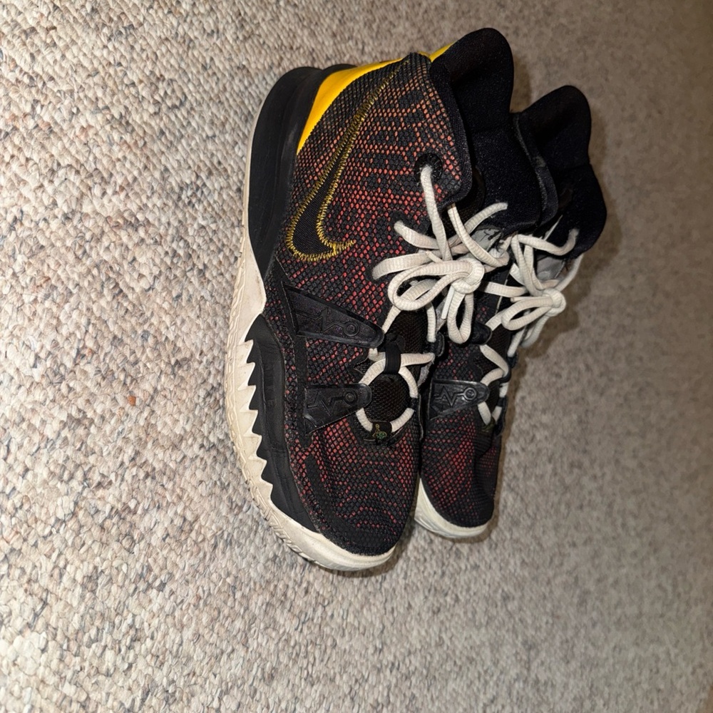 Nike - Kyrie Roswell Rayguns Basketball Sneakers Youth US Size 5.5 Y